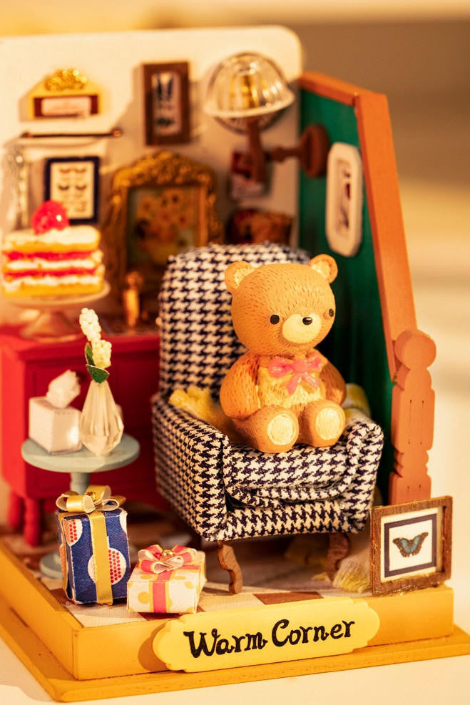 Hands Craft DIY Miniature House Kit: Holiday Living Room 
